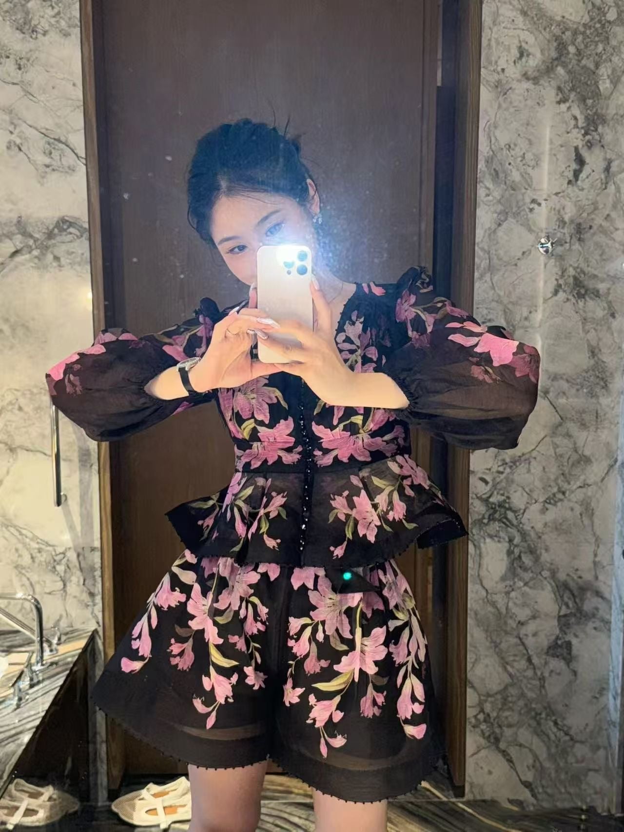 Set lụa quần sọt áo dài tay xịn hoa tím màu đen 6783