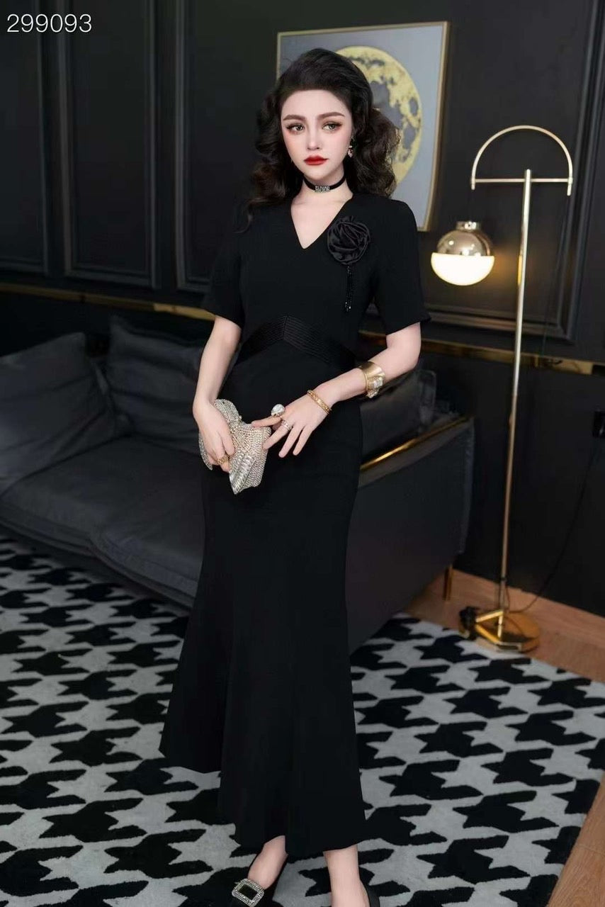 Đầm cổ V kèm hoa ngực đuôi cá màu đen 268