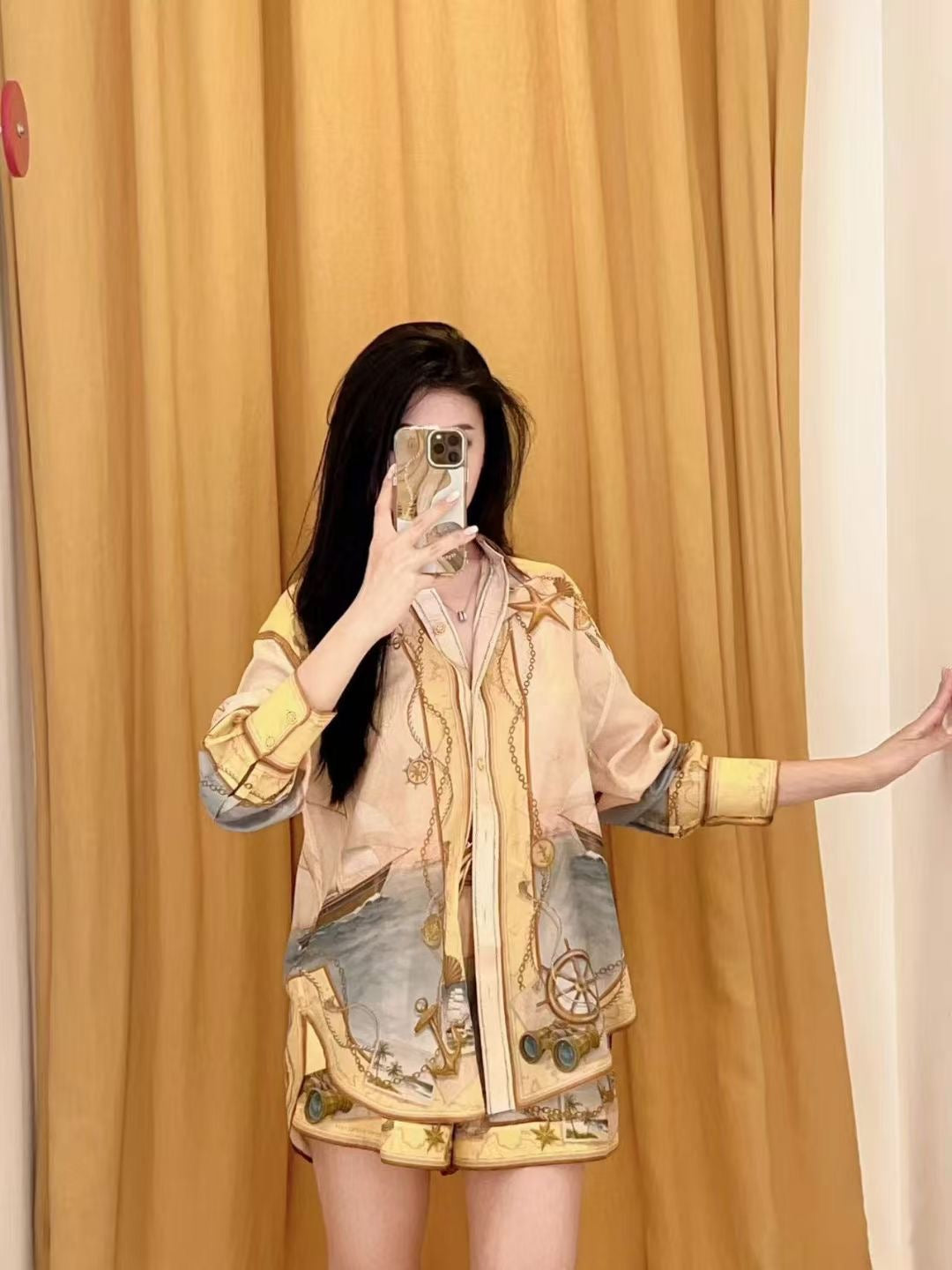 Set lụa quần sọt áo sơ mi hoạ tiết xe ngựa vàng cực xinh 6742