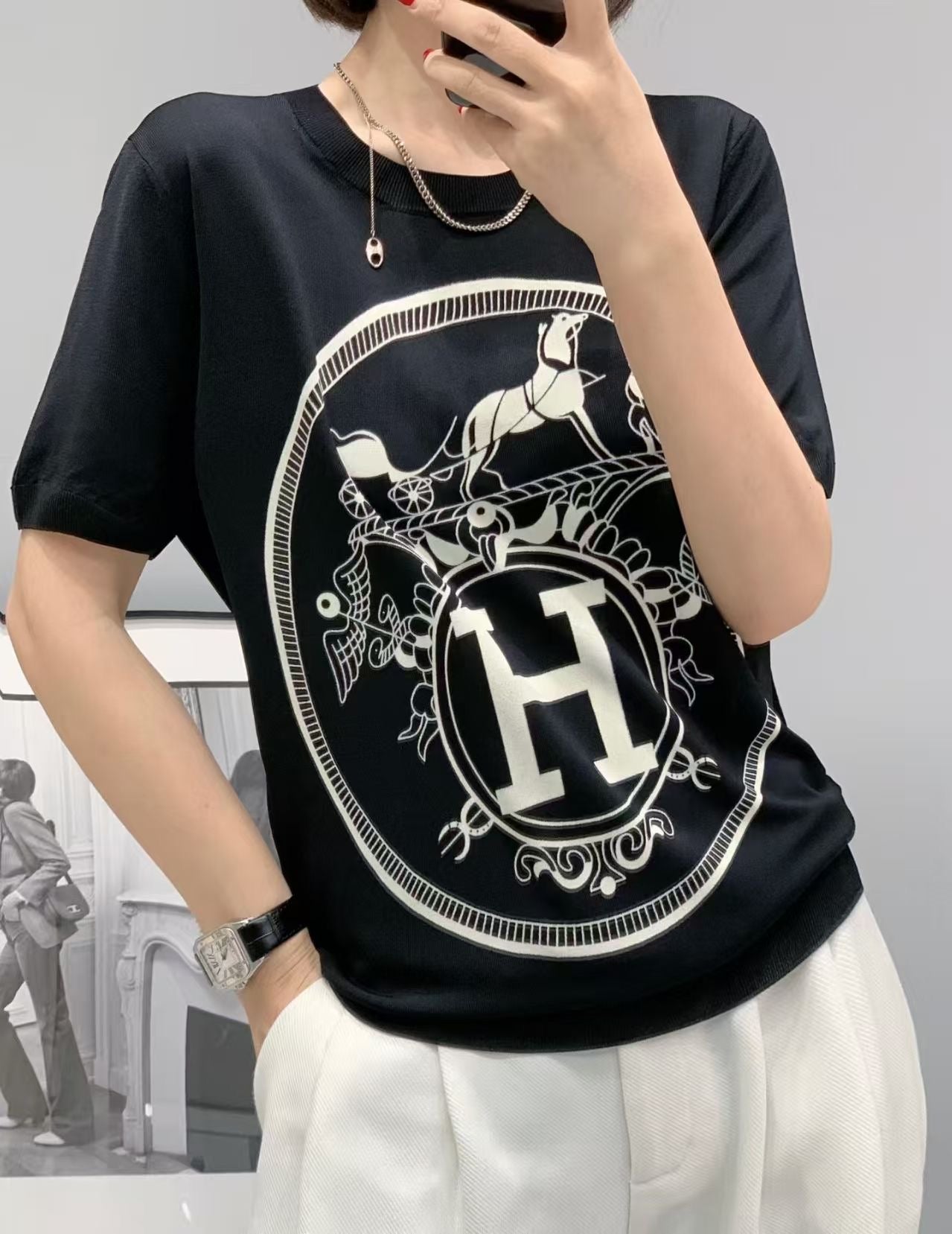 Áo Montoghi HM hoạ tiết ngựa đen chữ H 8540