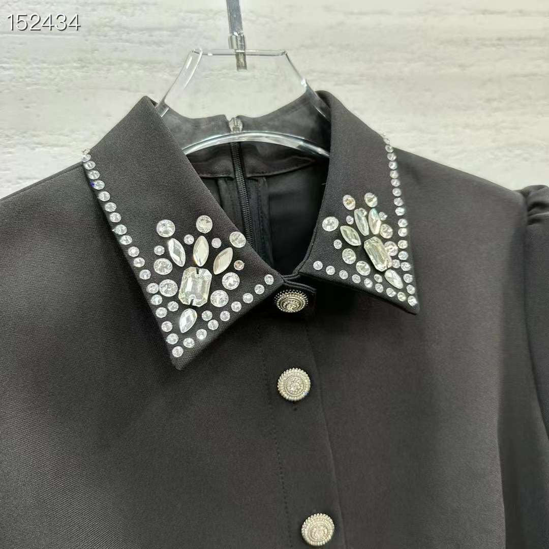 Đầm VL đen cổ đính đá kèm belt 649