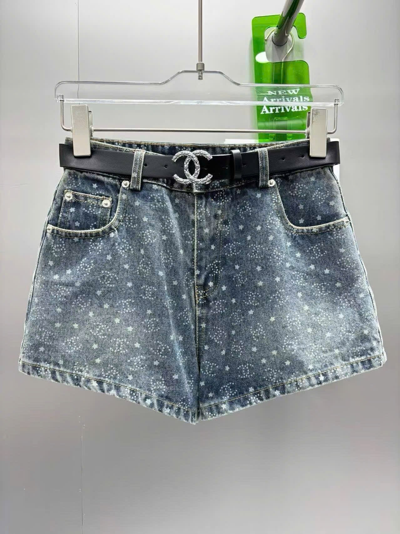 Quần sọt CC jean hoạ tiết logo kèm belt MÀU XÁM 8653