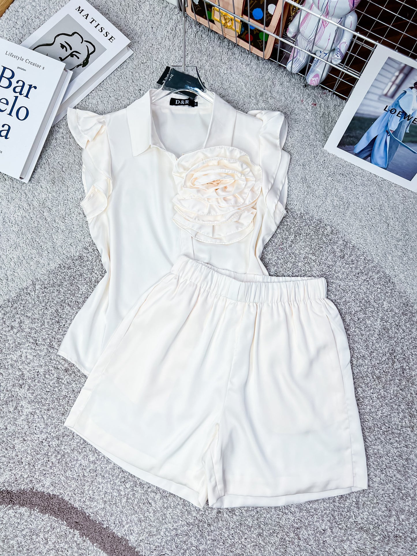 Sét lụa áo phối bông lớn kèm quần sọt màu kem 2792