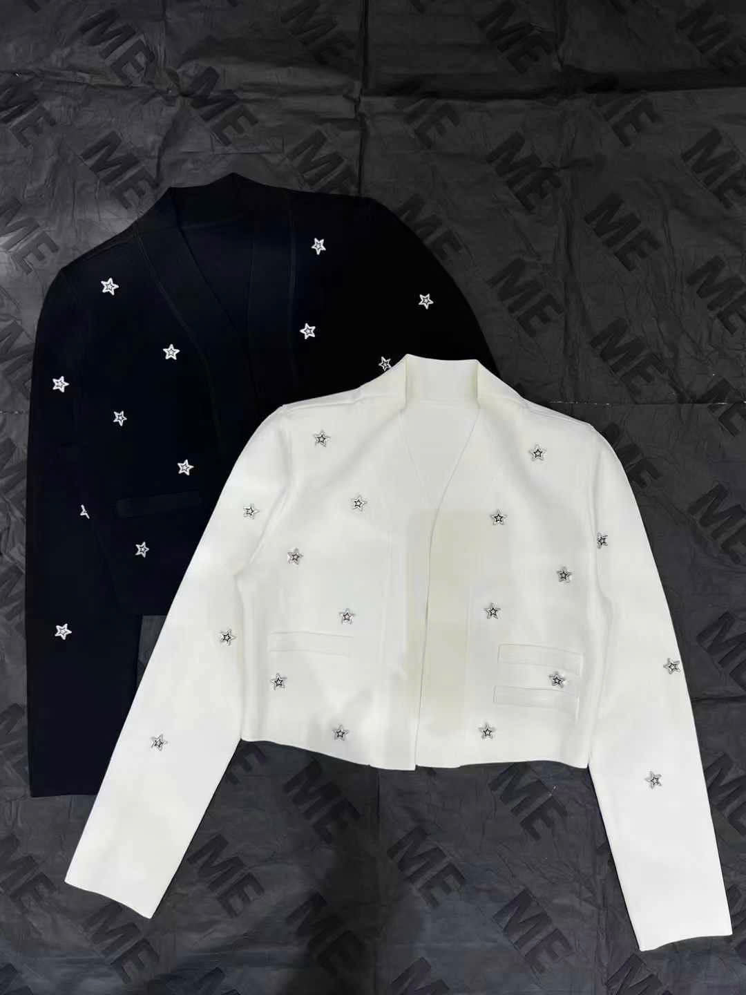 Áo khoác kiểu trơn đính sao màu trắng 4854