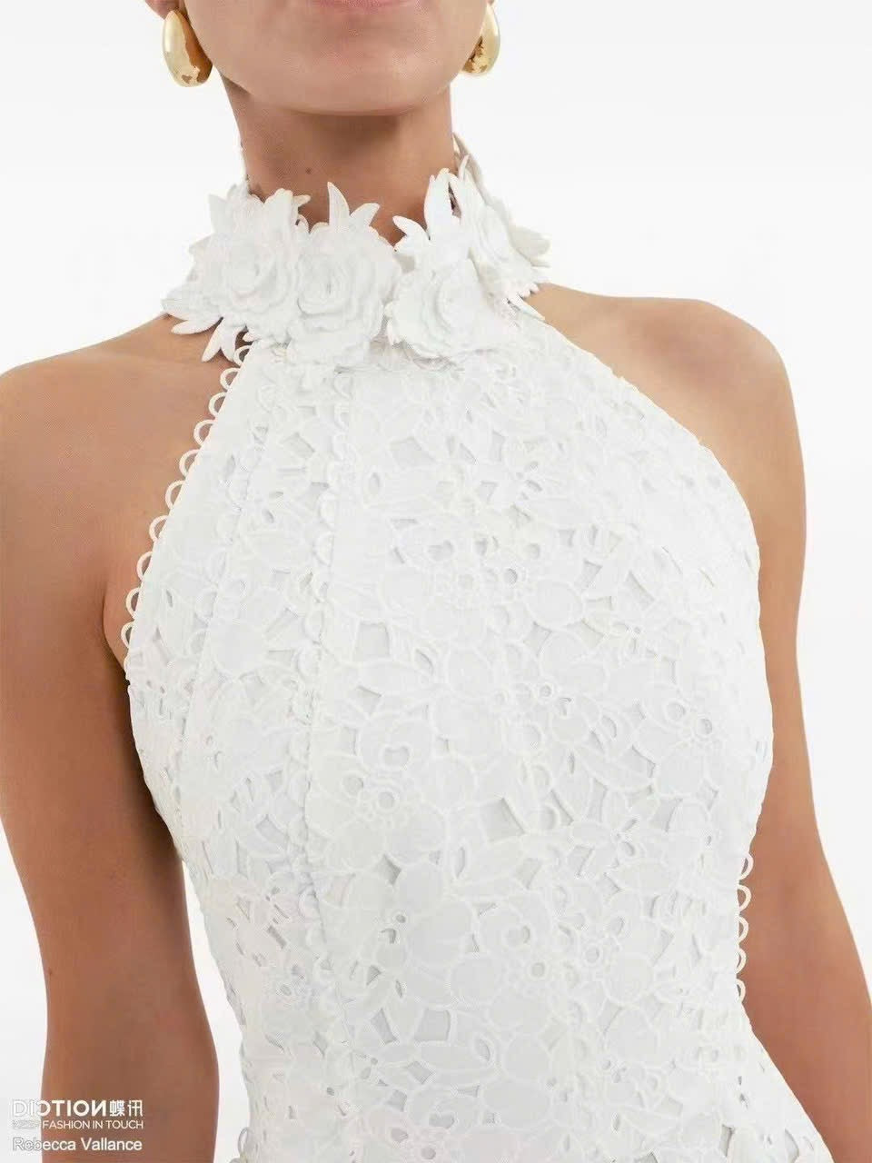 Đầm ren dài cổ yếm hoa màu trắng 6050