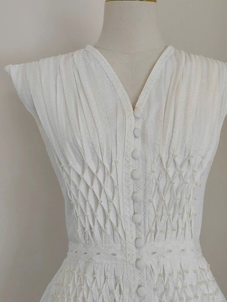 Đầm trắng thiết kế sát nách đính hạt xoè xinh 6066