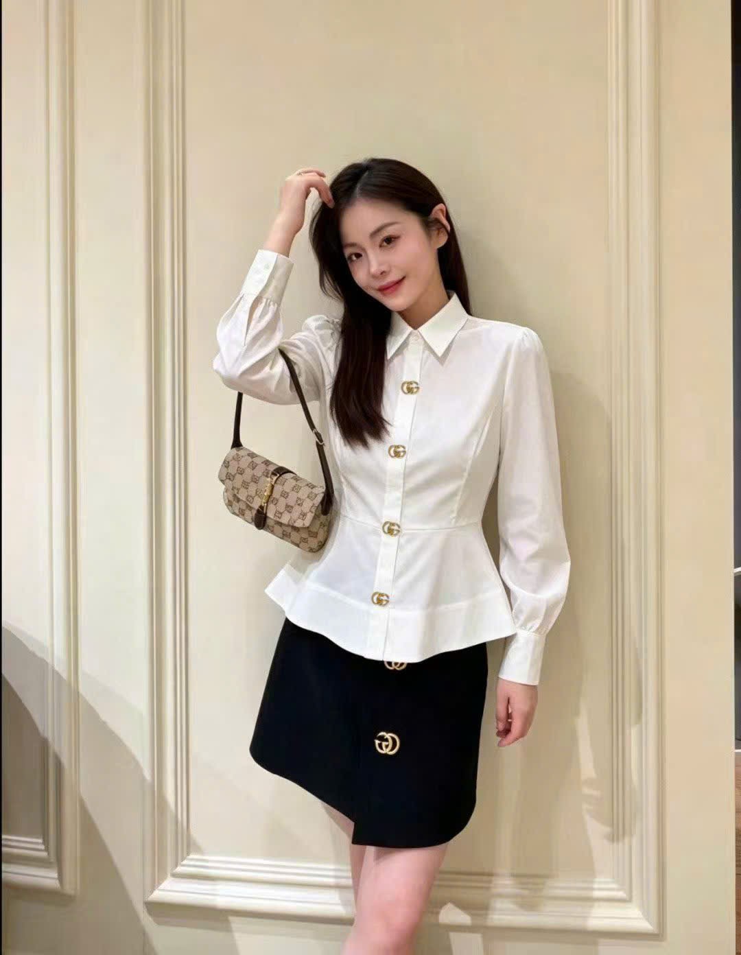Áo sơ mi GG cổ bẻ cài nút logo form xòe Màu Trắng 9661
