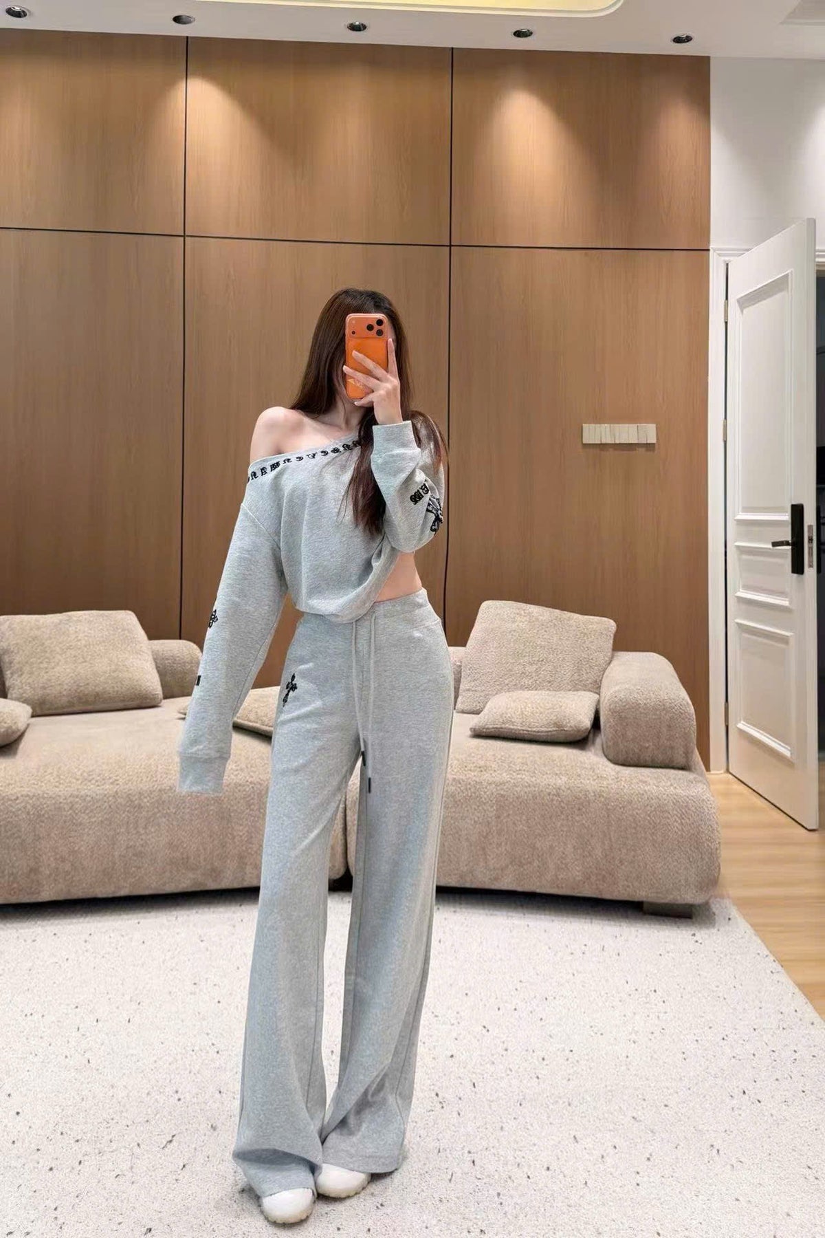 Set thun Chrome quần dài suông áo trễ vai phối chữ Màu Xám 9566