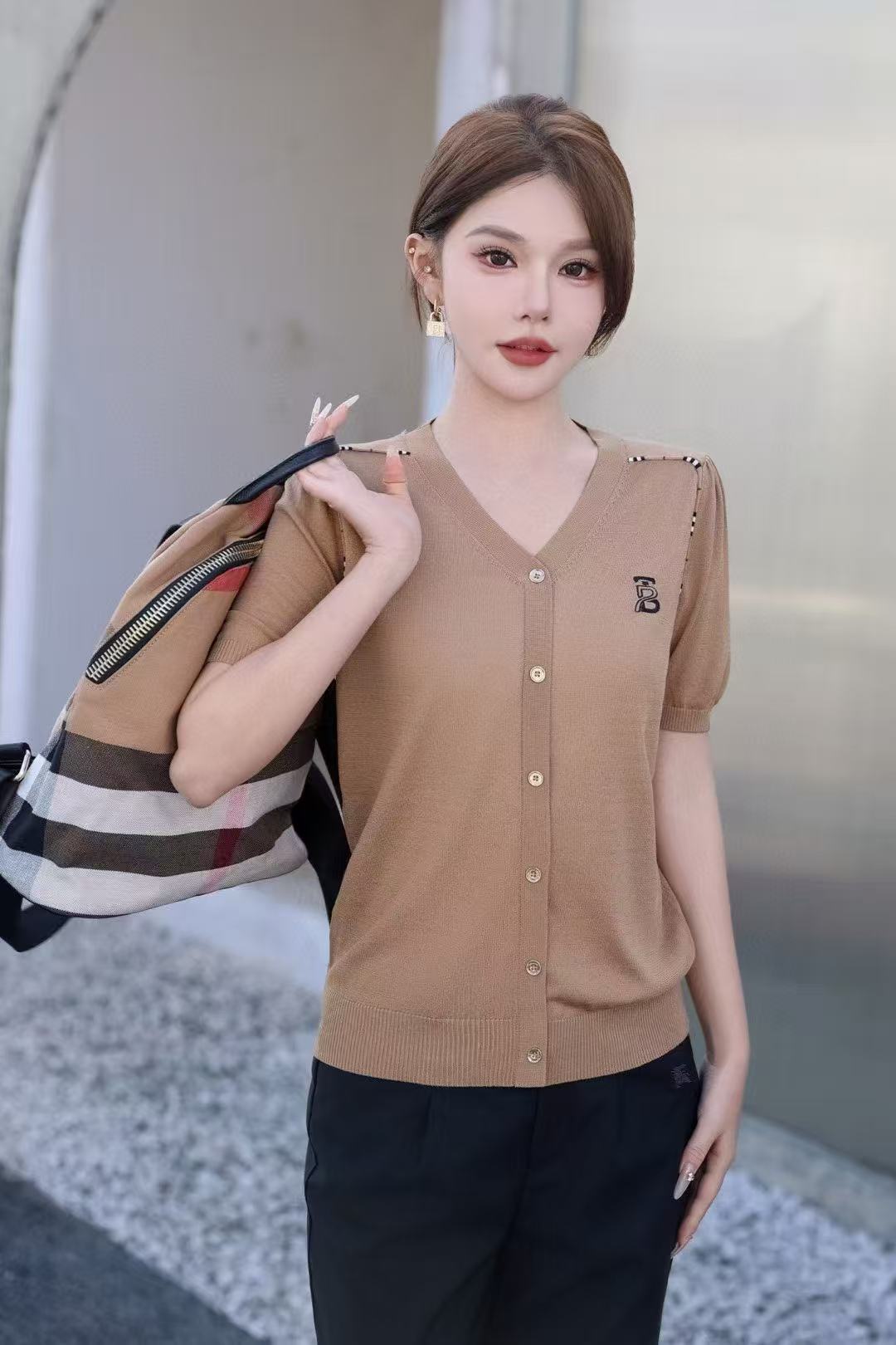 Áo BB 19200 cổ tim cài nút logo đen Màu Đỏ xịn 6688