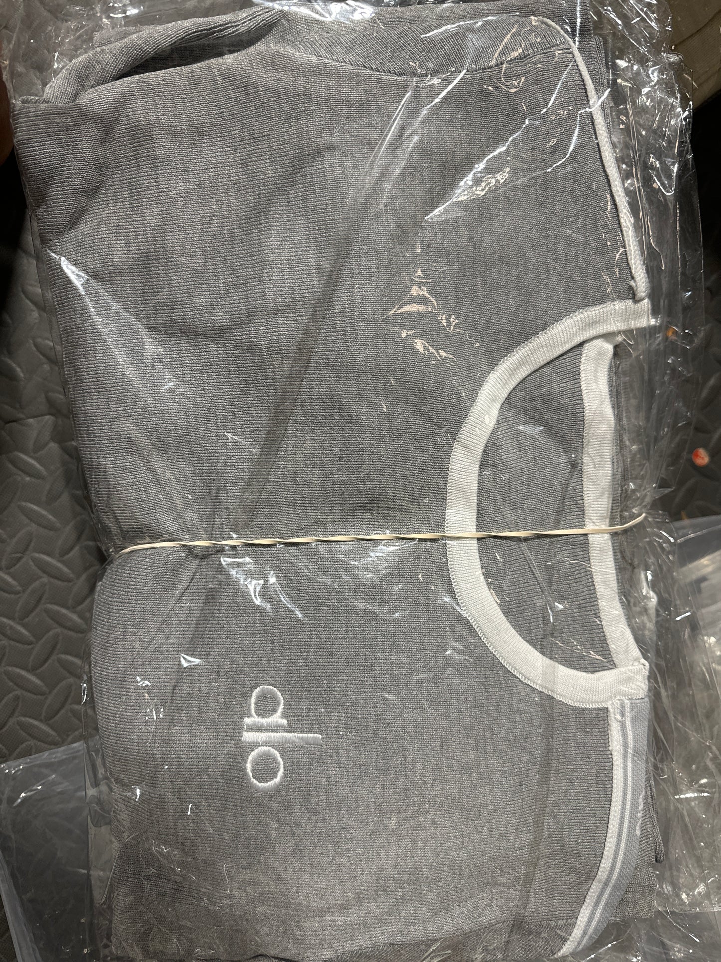 Set Alo quần dài logo ngang áo MÀU XÁM 8573