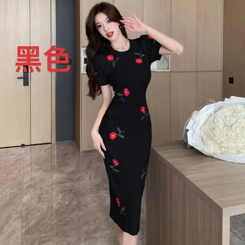 Đầm cc thêu hoa đỏ  687