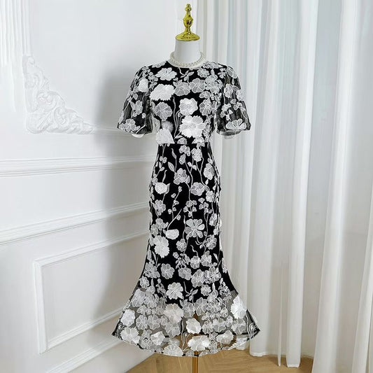 Đầm ren hoa nổi đuôi cá ngắn tay Màu Trắng Đen 6816