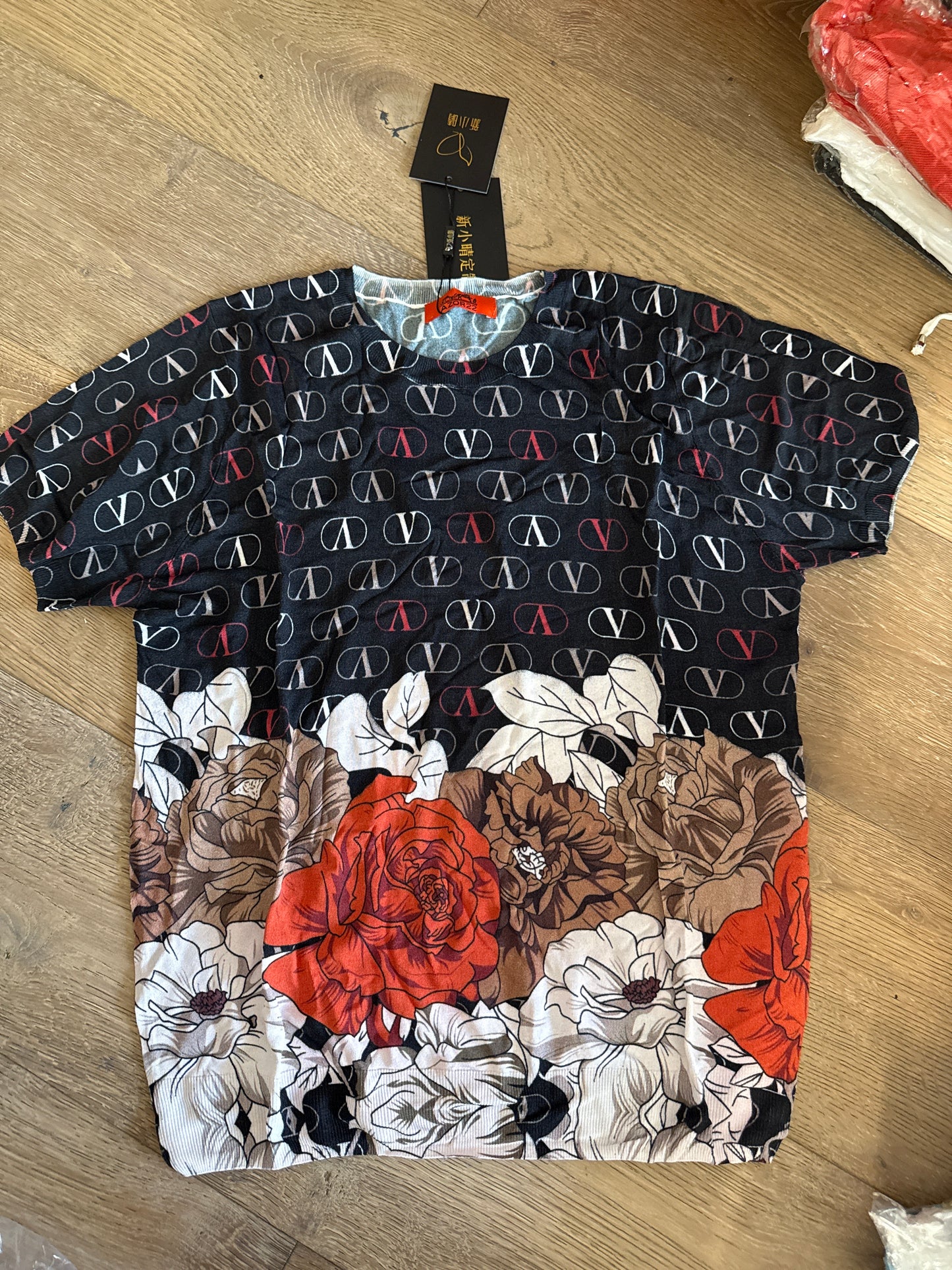 Áo montoghi hoạ tiết chữ V bông hoa cam nâu gấu áo 6824