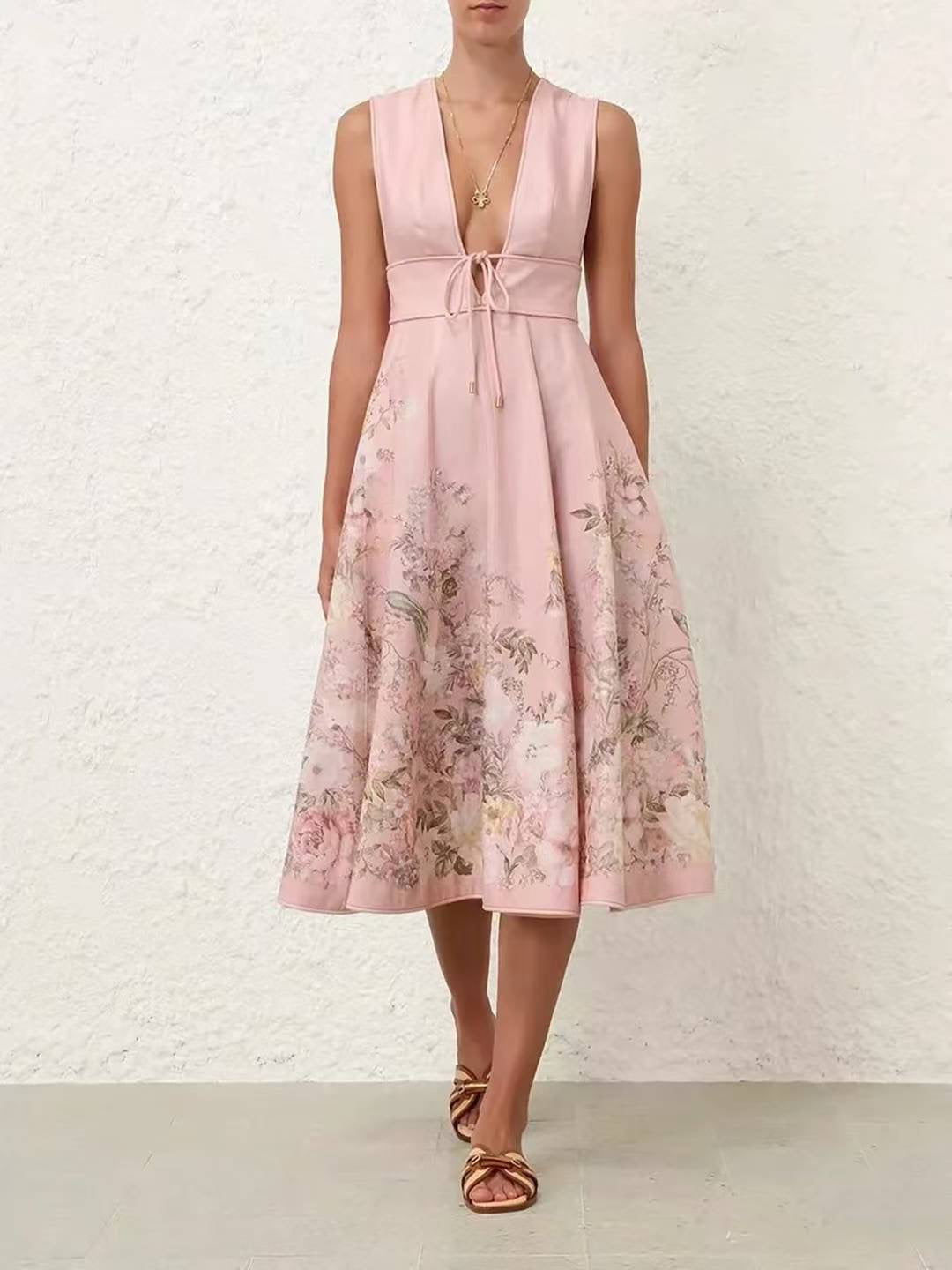 Đầm lụa sát nách ngực xẻ sâu bông màu hồng 6791