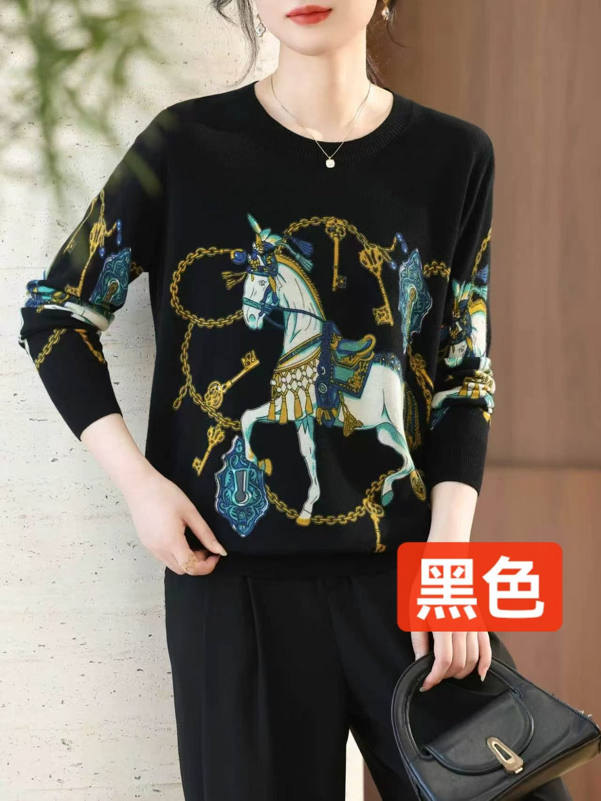 Áo Montoghi chui cổ dài tay hoạ tiết ngựa Hm Màu Đen