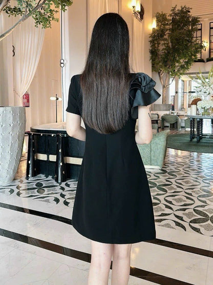 Đầm thun đen hai bông hoa ngực 2884