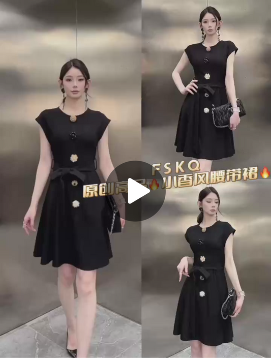 Đầm thun đen đính 5 bông hoa kèm dây cột eo 5550