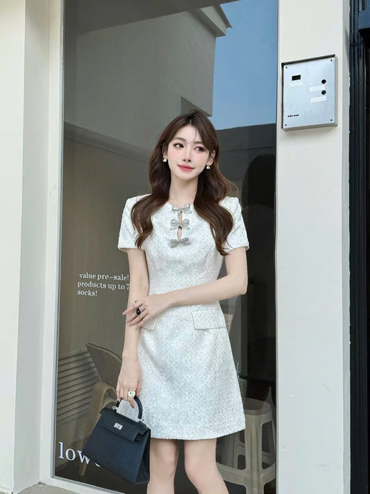 Đầm suông kim sa nơ ngực Màu Trắng 5169