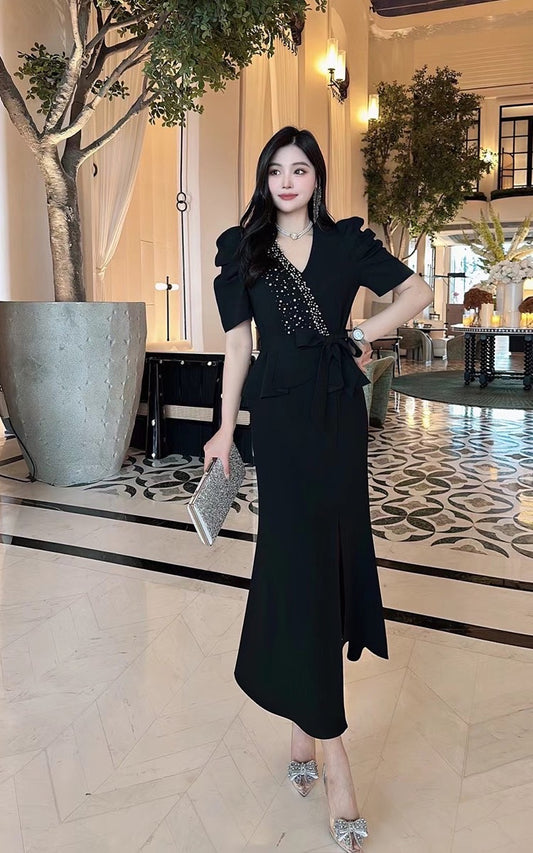 Đầm đi tiệc sang trọng đính cườm 1 bên cổ màu đen 5021