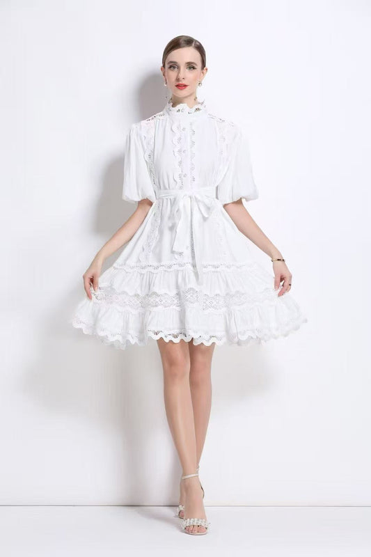 Đầm ngắn bèo gấu phối ren kèm belt Màu Trắng 6745