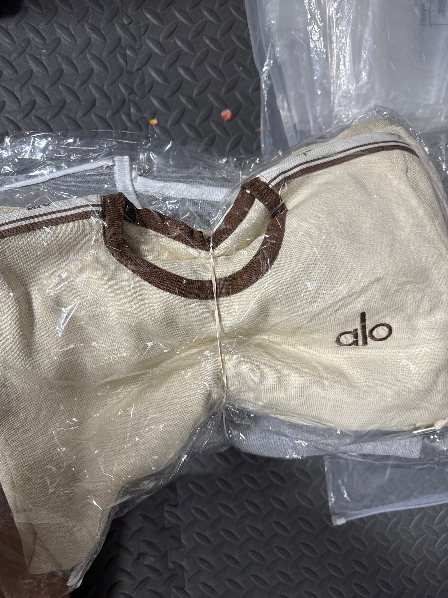 Set Alo quần dài logo ngang áo MÀU KEM 8572
