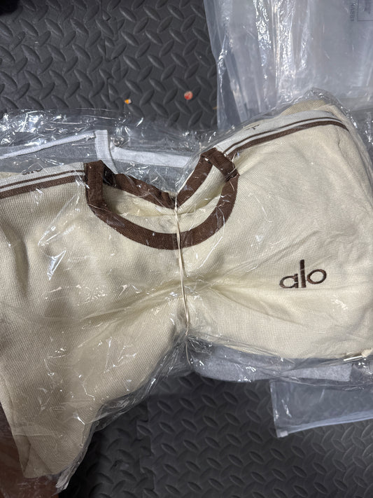 Set Alo quần dài logo ngang áo MÀU KEM 8572