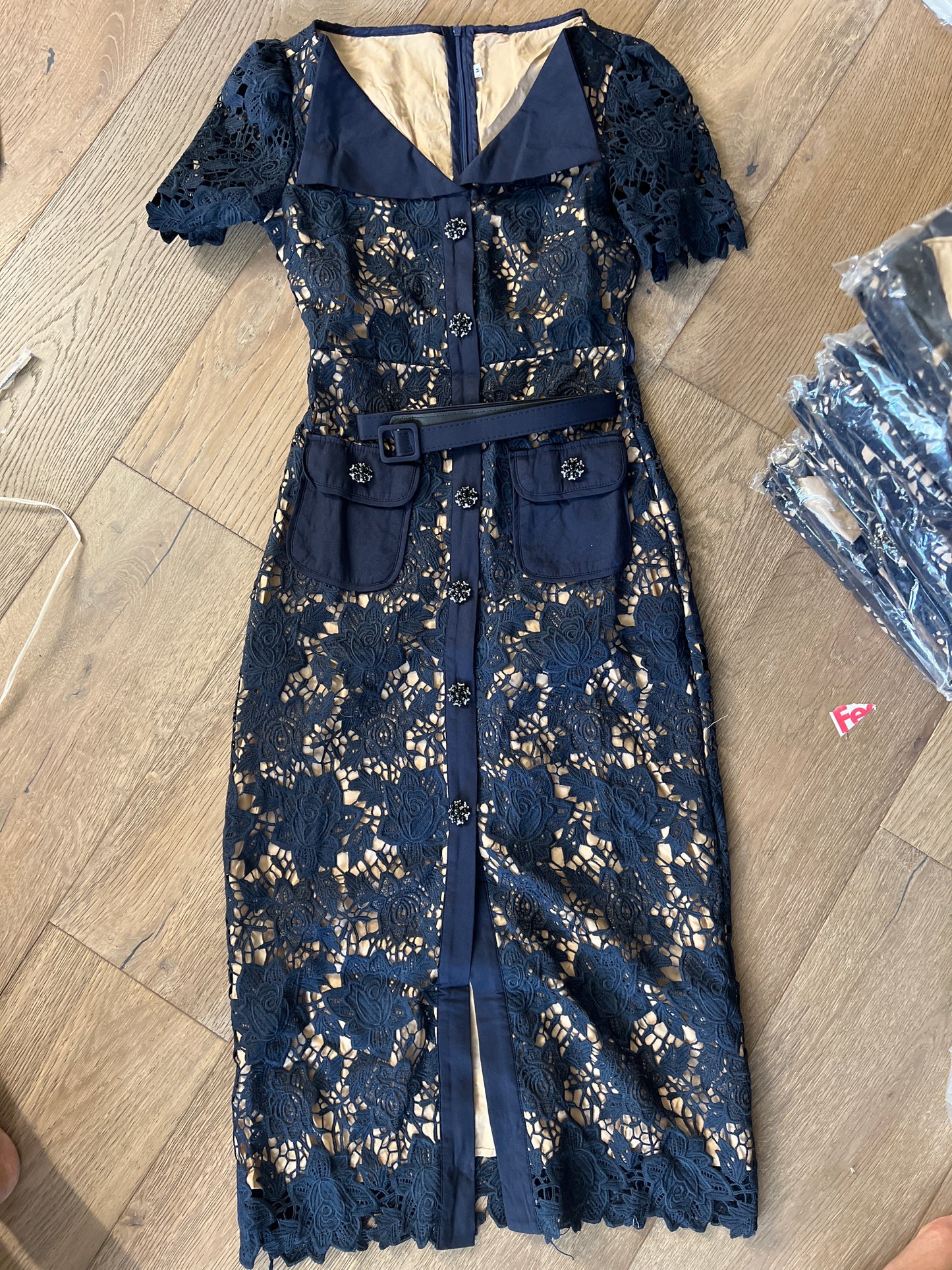 Đầm ren kem cổ tim rộng kèm belt Màu Xanh Than 6378