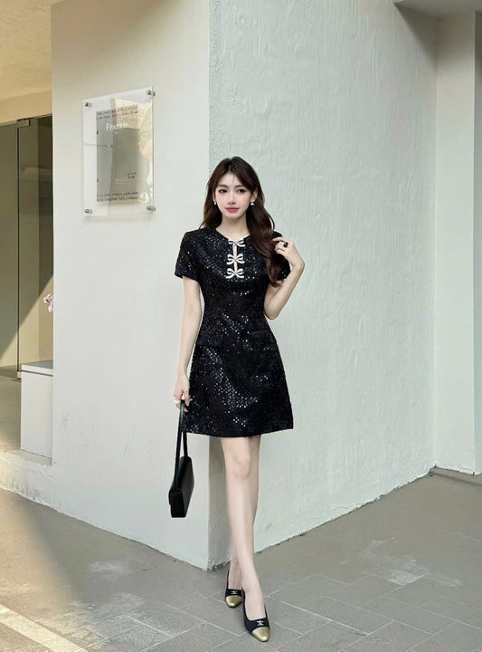 Đầm suông kim sa nơ ngực Màu Đen 5170