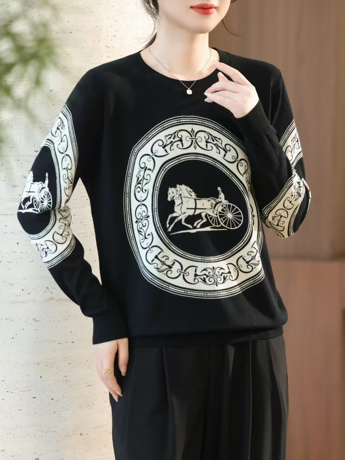 Áo Montoghi chui cổ dài tay hoạ tiết ngựa vòng tròn