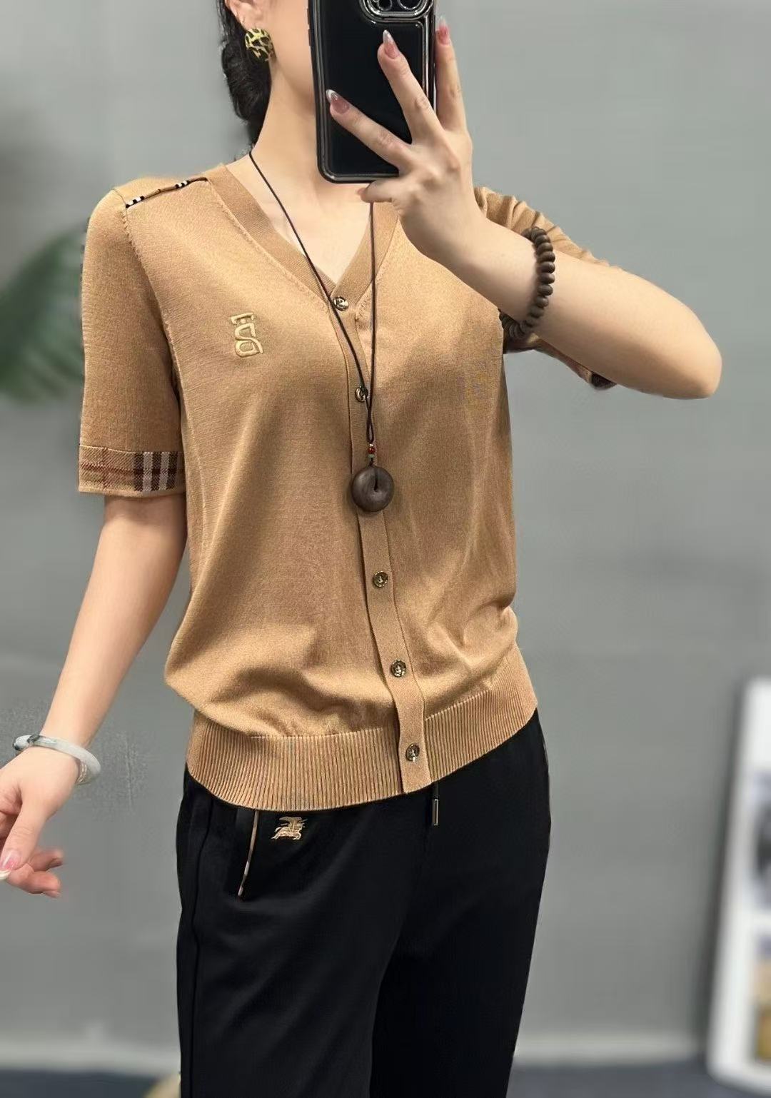 Áo BB 19331 cổ tim cài nút logo vàng tay sọc Màu Nude xịn 6705