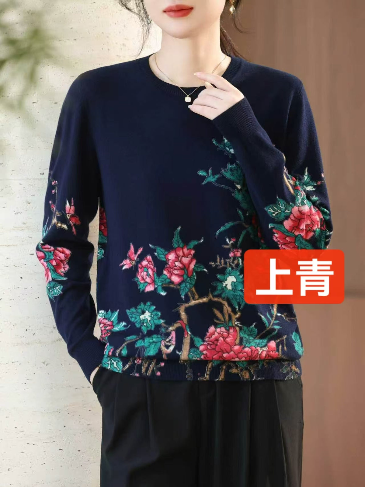 Áo Montoghi chui cổ dài tay hoạ tiết cành hoa hồng Màu Đen