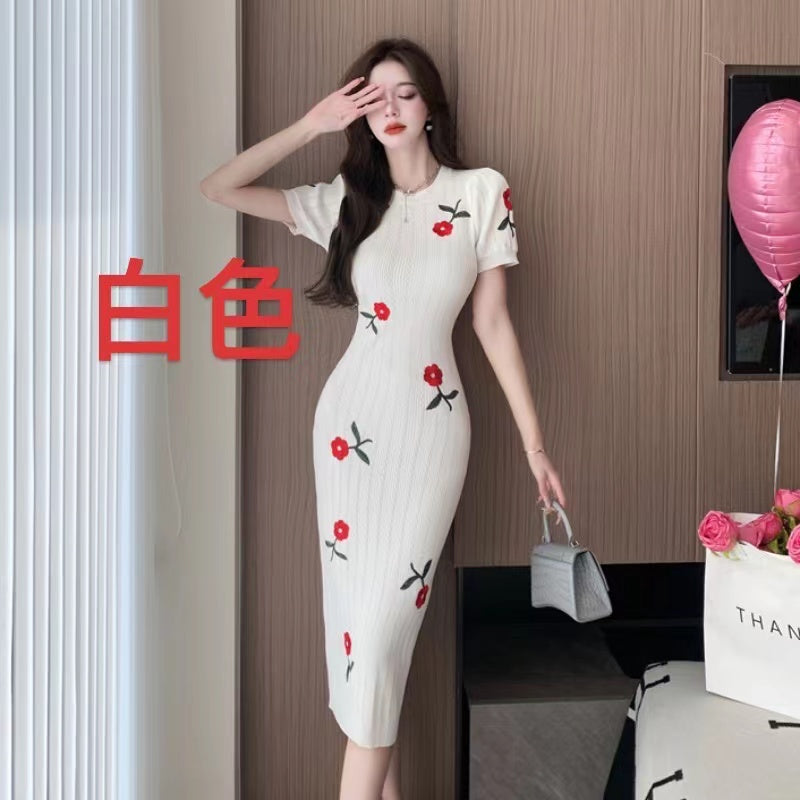 Đầm cc thêu hoa đỏ  687