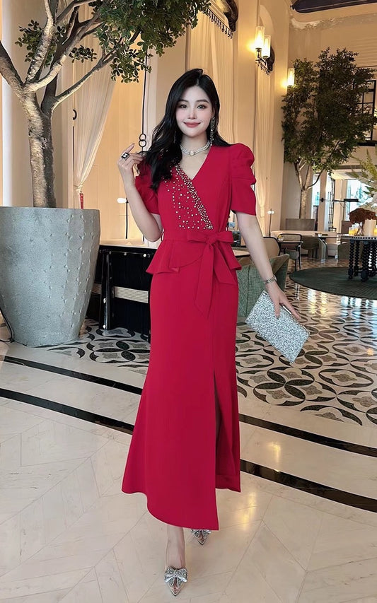 Đầm đi tiệc sang trọng đính cườm 1 bên cổ màu đỏ 5020