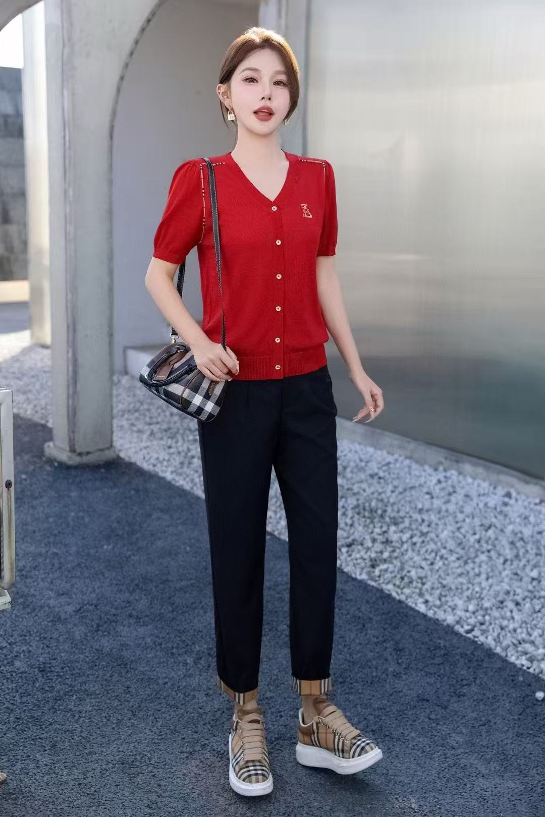 Áo BB 19200 cổ tim cài nút logo đen Màu Đỏ xịn 6688