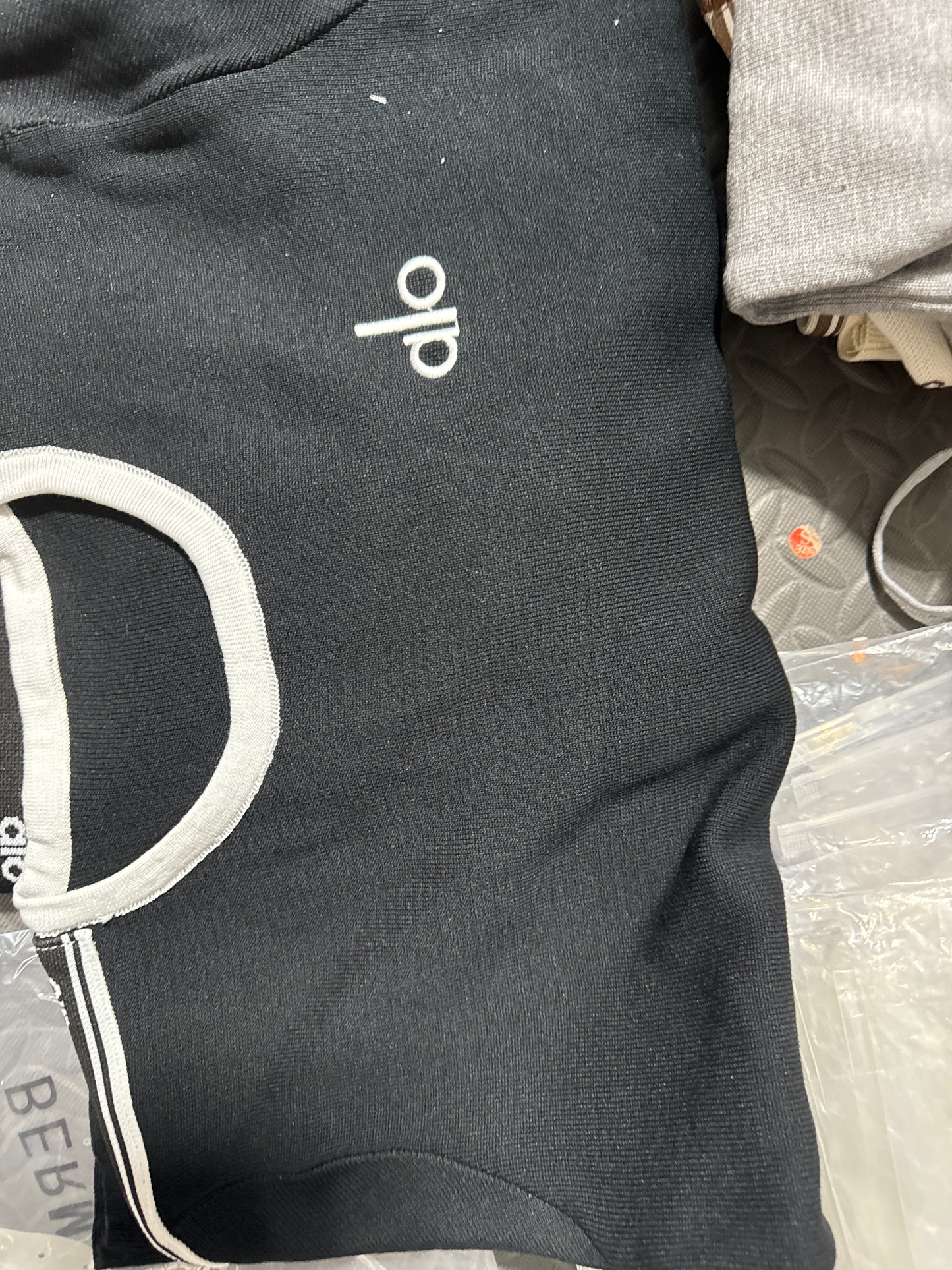 Set Alo quần dài logo ngang áo MÀU ĐEN 8575