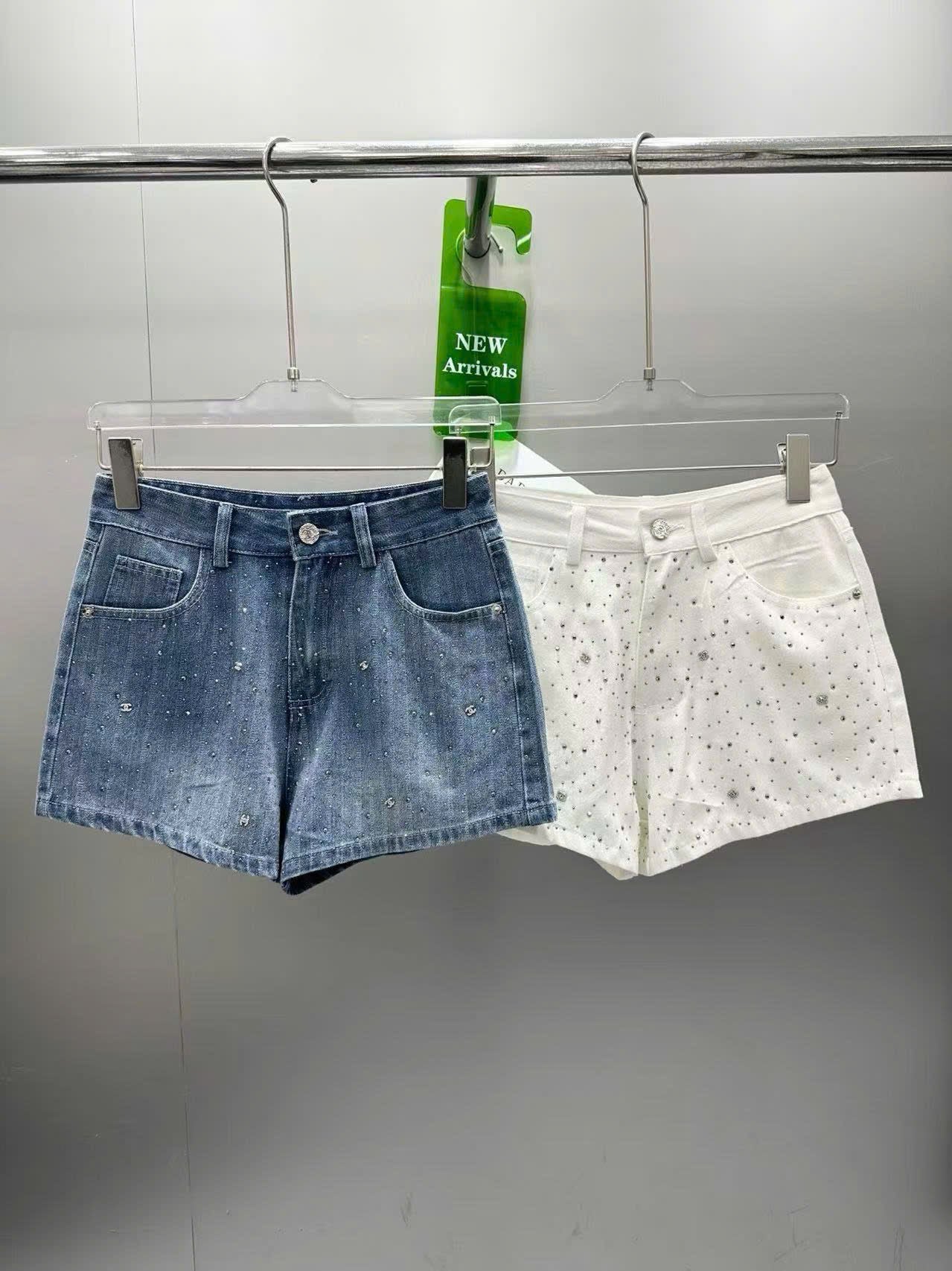 Quần sọt CC jean đính đá logo MÀU TRẮNG 8611