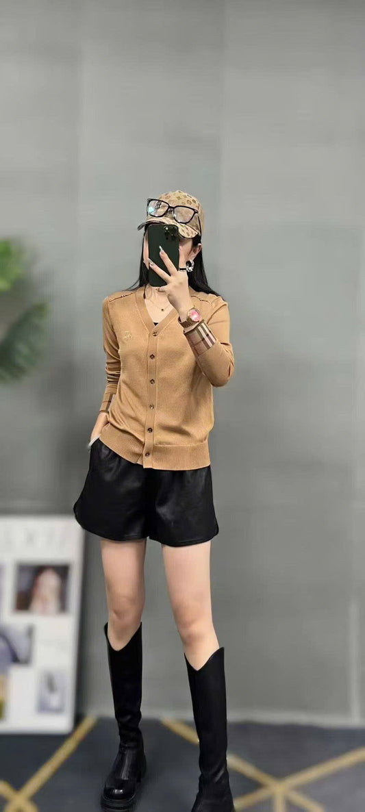 Áo BB tay dài cổ tim cài nút Màu Nude 7307