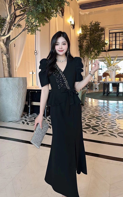 Đầm đi tiệc sang trọng đính cườm 1 bên cổ màu đen 5021