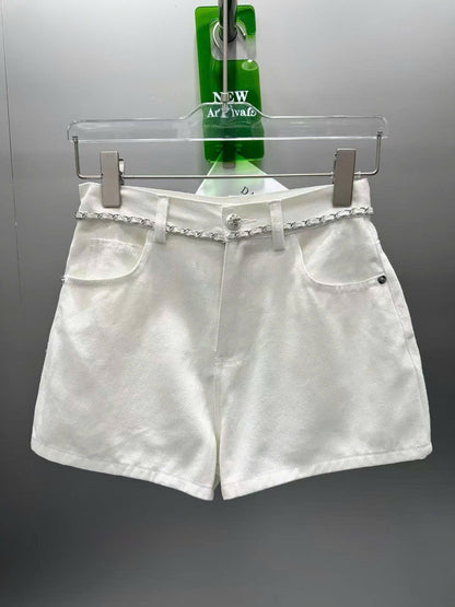 Quần sọt CC jean thêu logo túi sau belt gắn liền MÀU TRẮNG 8654