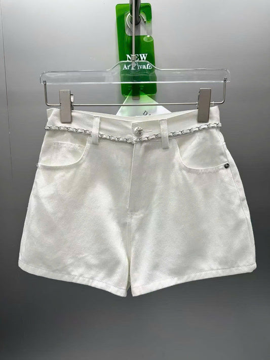 Quần sọt CC jean thêu logo túi sau belt gắn liền MÀU TRẮNG 8654