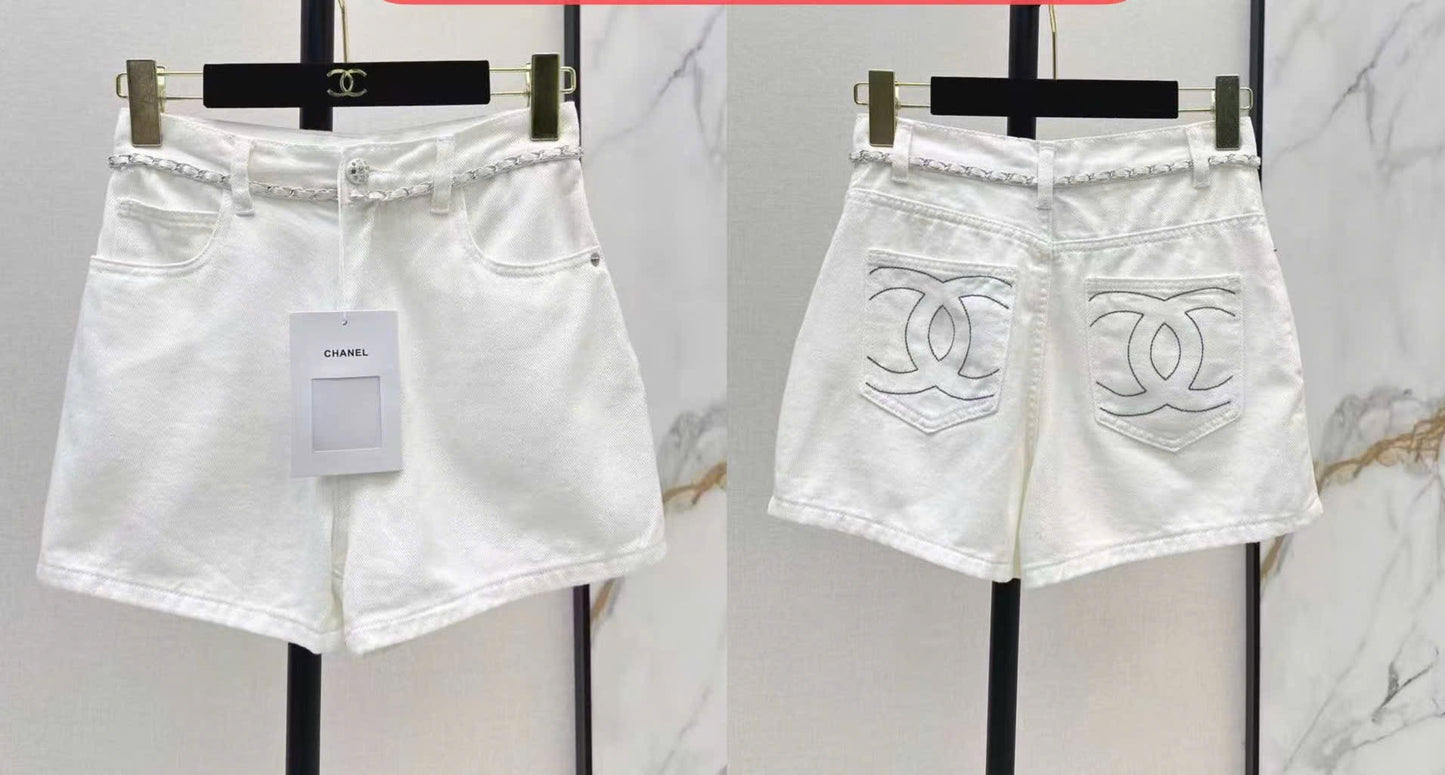 Quần sọt CC jean thêu logo túi sau belt gắn liền MÀU TRẮNG 8654