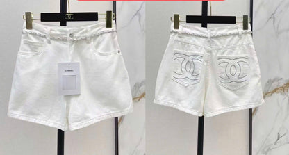 Quần sọt CC jean thêu logo túi sau belt gắn liền MÀU TRẮNG 8654