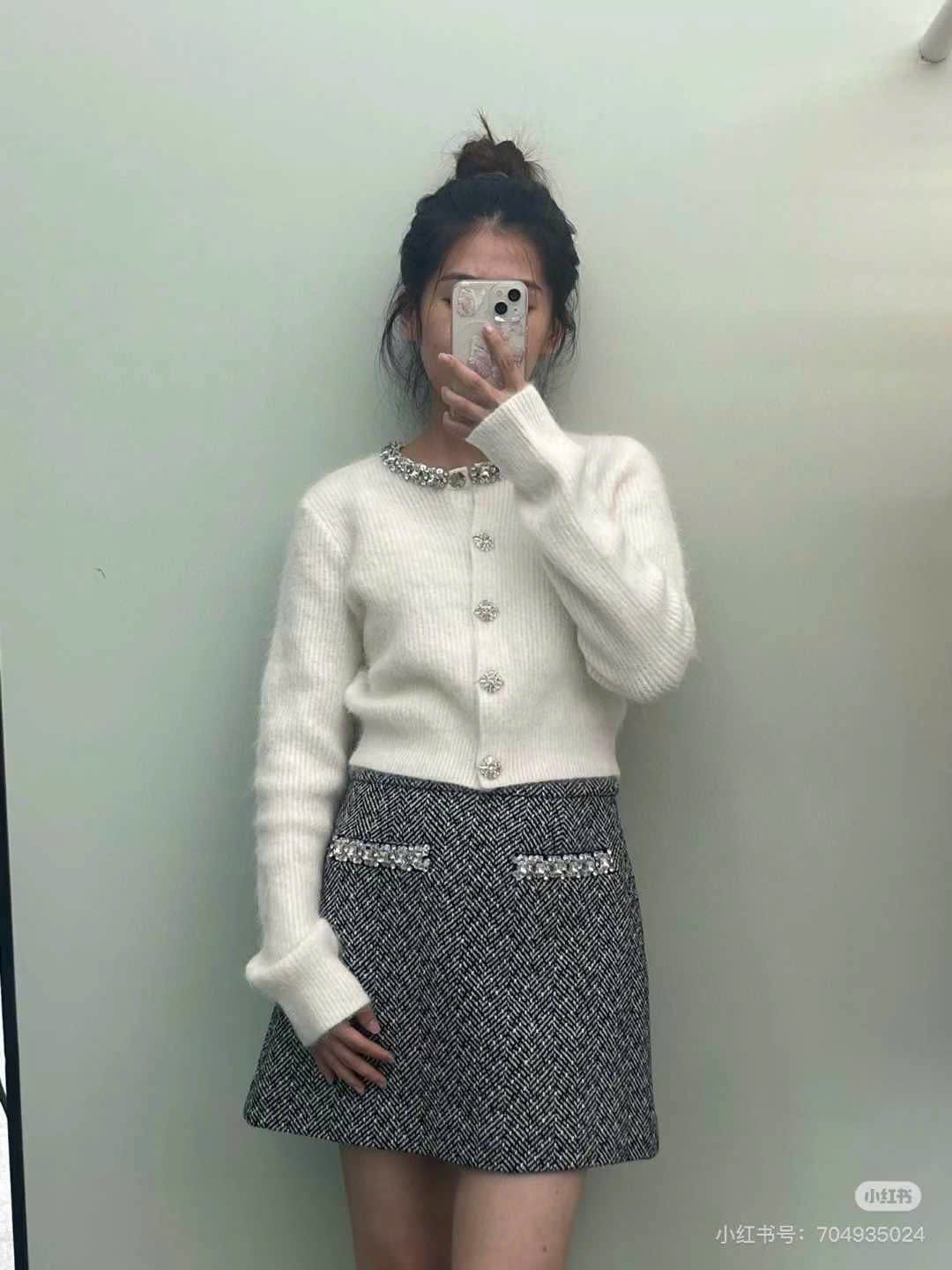 Áo khoác len lông đính đá cổ kèm nút đá màu đen 4861