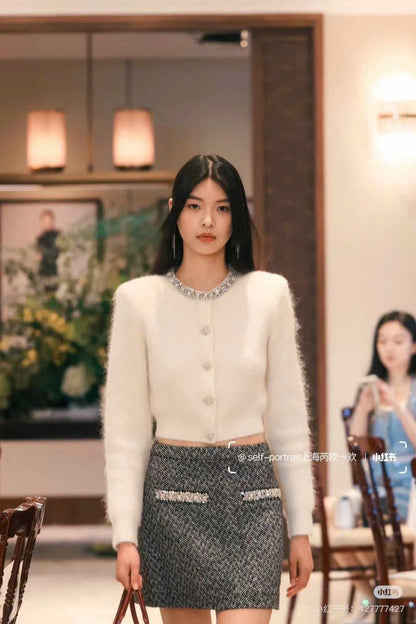 Áo khoác len lông đính đá cổ kèm nút đá màu đen 4861