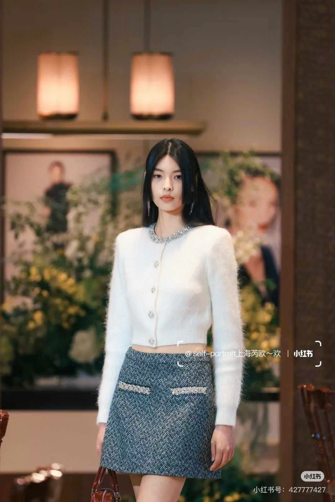 Áo khoác len lông đính đá cổ kèm nút đá màu đen 4861