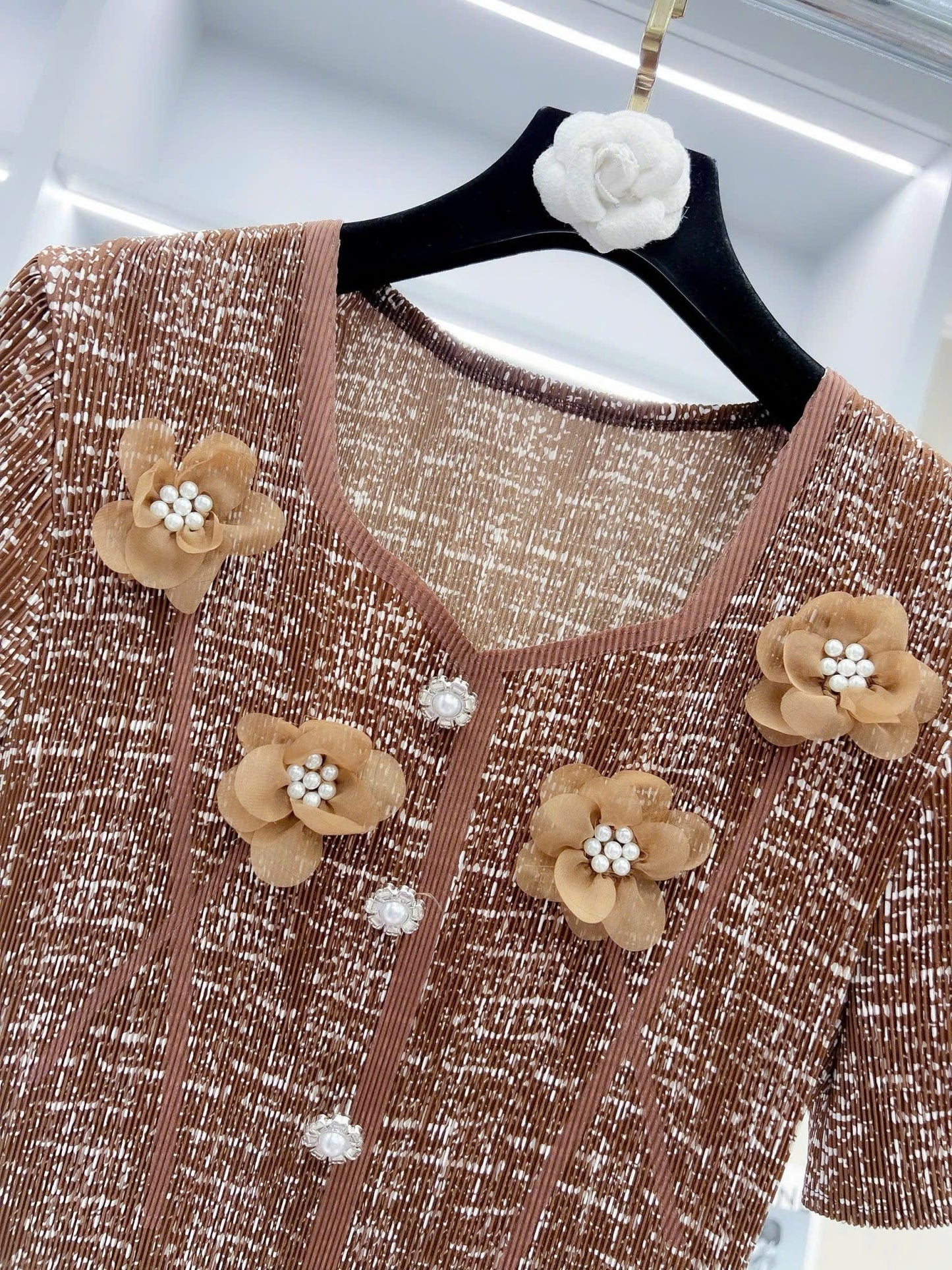 Đầm thun nhún đính bông hoa ngọc trai màu nâu 6053