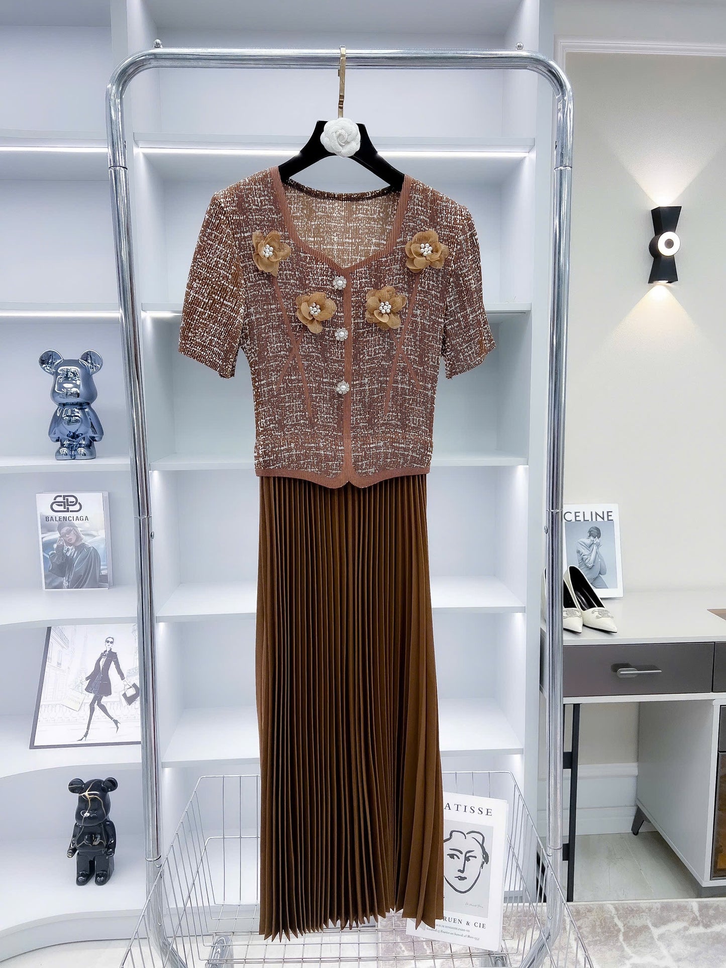 Đầm thun nhún đính bông hoa ngọc trai màu nâu 6053