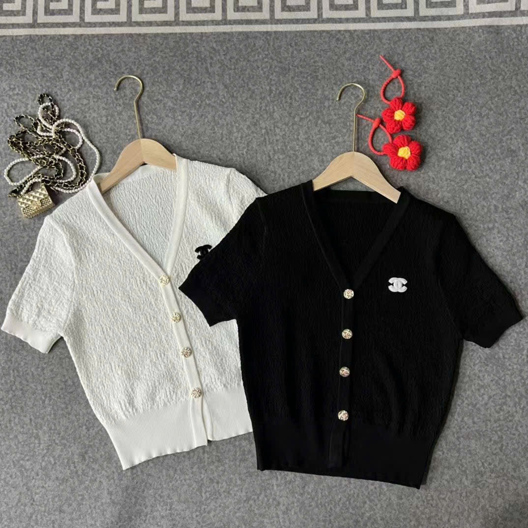 Áo cardigan CC trắng ($100/4 áo) 6152