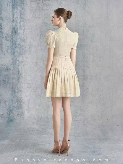 Đầm Zim ngắn kem bông hoa eo xinh xắn 5964