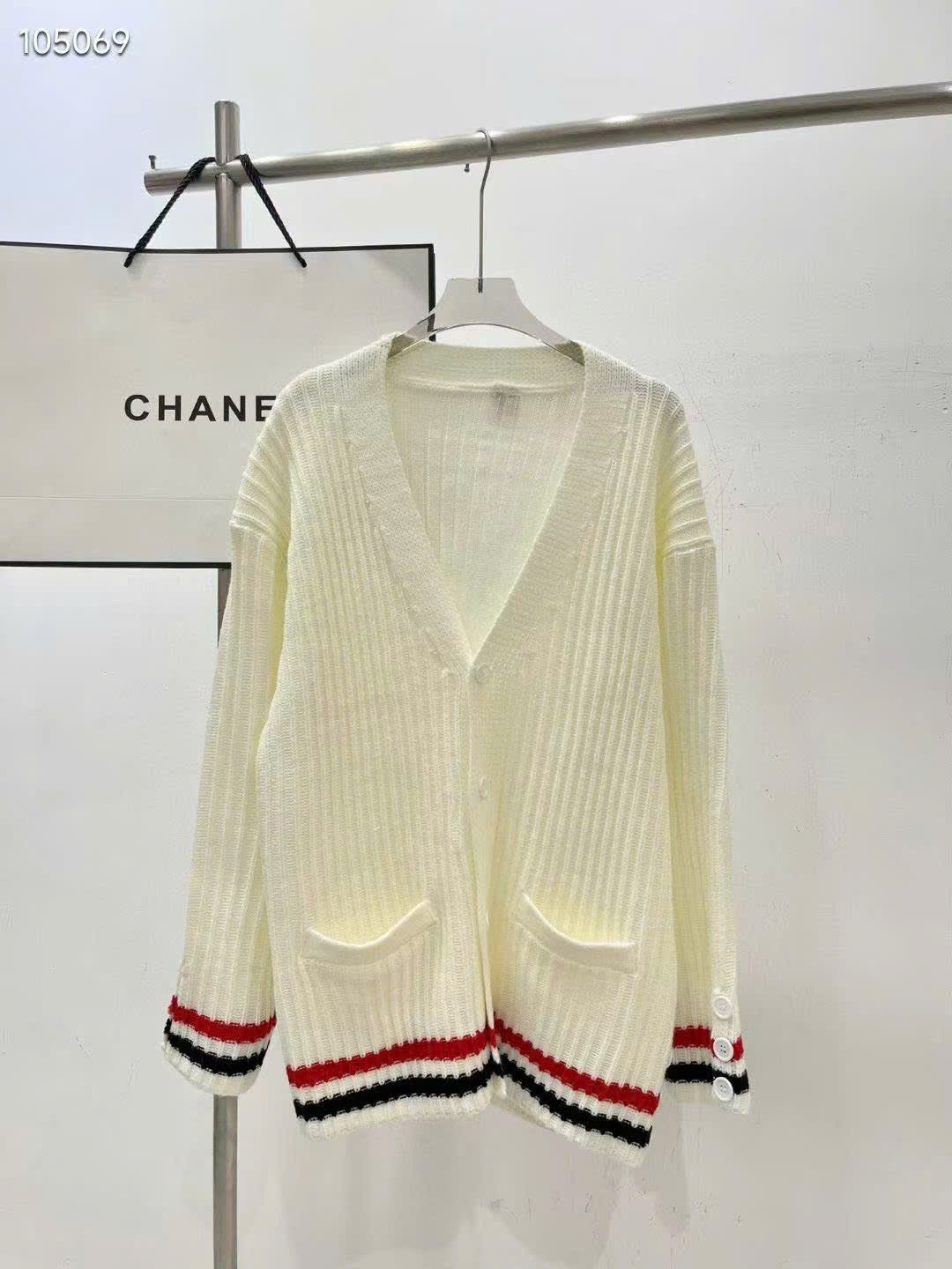 Áo khoác len 2 túi cổ tim tay dài có viền 7238